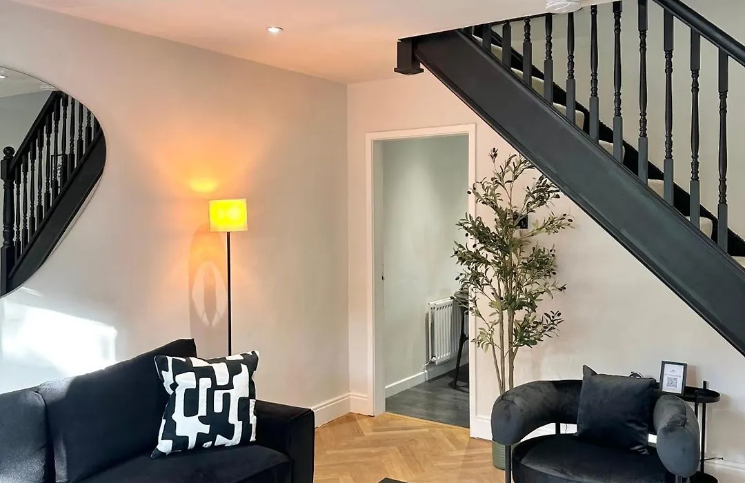 Convenient City House By Ankers Contractors Accommodation Manchester With Free Parking-1